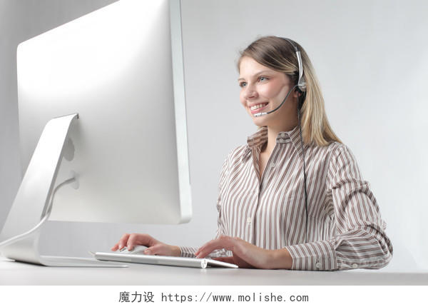 女性员工戴耳机电脑前打字微笑接线员客服客服人员美女客服